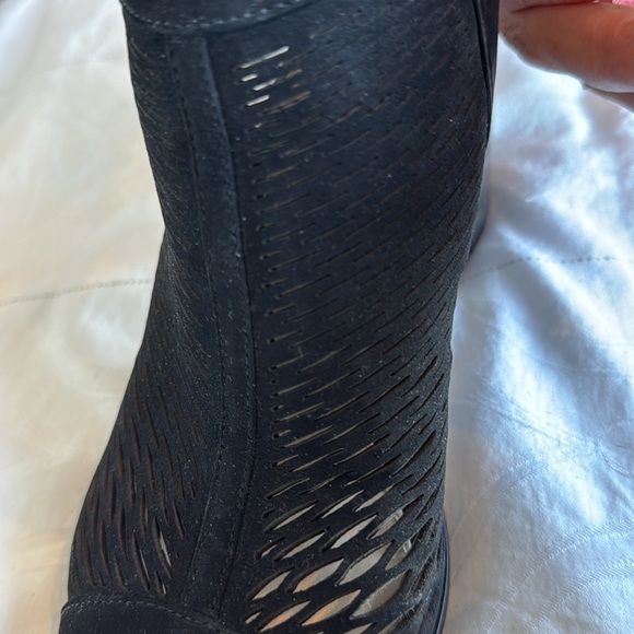 Vince Camuto block heel - Picture 2 of 5